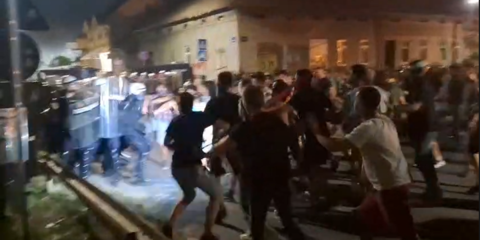 Ovi snimci otkrili pravu istinu: Devojka brutalno napala policiju, nije bilo nasilja nad njom u zgradi Vlade