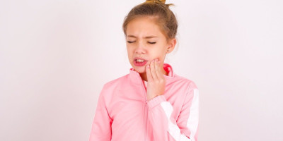 Šestogodišnja devojčica se kod zubara požalila na zubobolju i otok oko oka. Ispostavilo se da su ta dva problema bila povezana, kao i da se iza svega krije opasna infekcija.