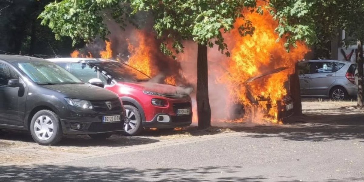 Eksplozija na Novom Beogradu: Gori automobil (FOTO)