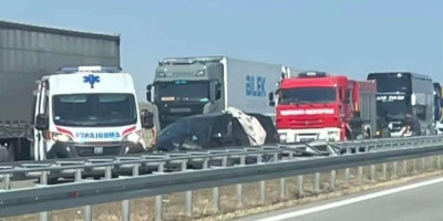 Dve osobe povređene su u saobraćajnoj nezgodi koja se dogodila na auto-putu u smeru iz Beograda ka Novom Sadu.