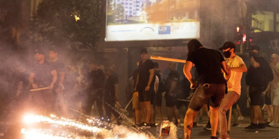 Blokaderi mole da se ne snimaju kada pale i ruše: Ne sme policija da nas identifikuje!