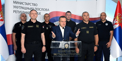 Povodom sinoćnjeg brutalnog nasilja blokadera i kontinuiranih napada na policiju u više gradova Srbije, javnosti se uživo obraća ministar MUP Ivica Dačić.