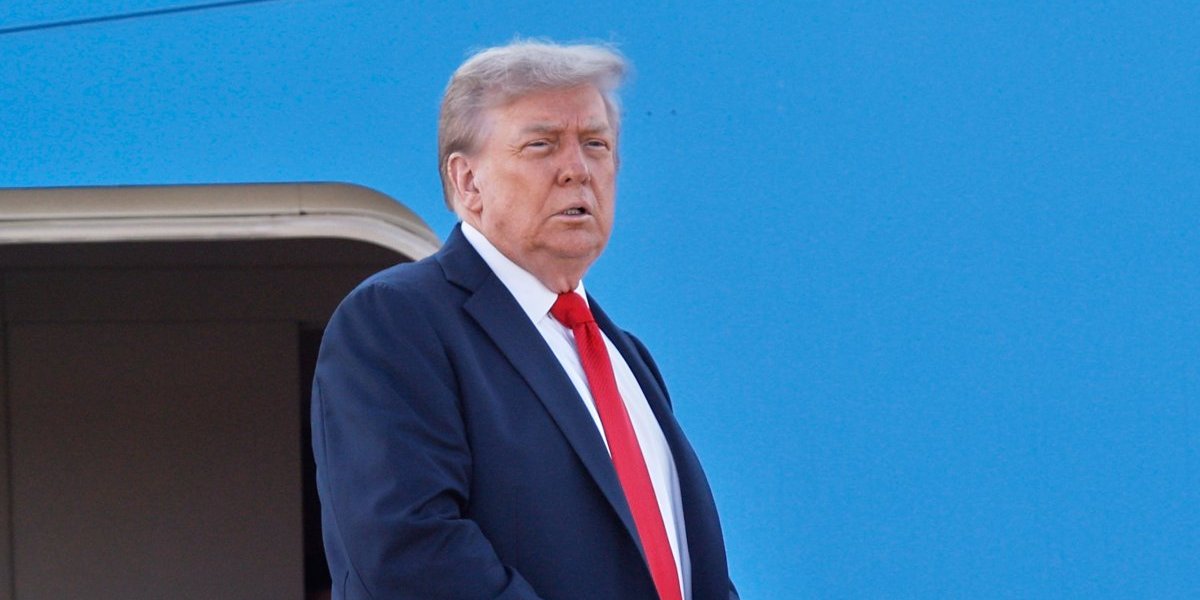 (VIDEO) Udarna poruka Trampa o ukrajinskim teritorijama: Prve reči lidera SAD nakon poletanja na Aljasku