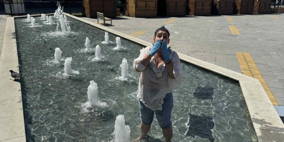 Kakav performans usred Zrenjanina: Peva i igra i to ovde (VIDEO)