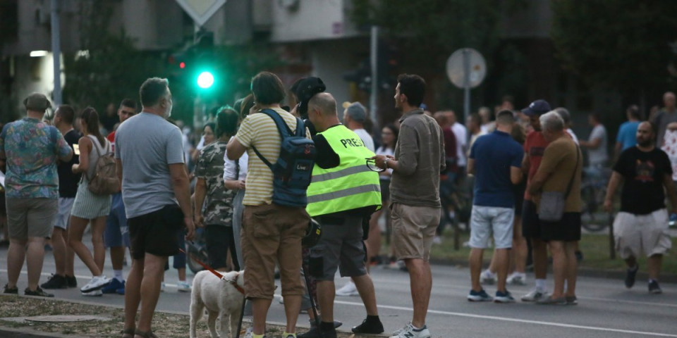 Dokle ide ovo ludilo? Blokader u Novom Sadu vređao i pretio zaposlenim ženama u Hercegovačkoj kući, a tek kada vidite zbog čega (VIDEO)