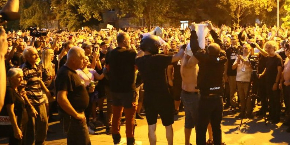 Došli smo do šokantnih poruka blokadera! Sad je i zvanično - raspadaju se, kreće opšta čistka (FOTO)