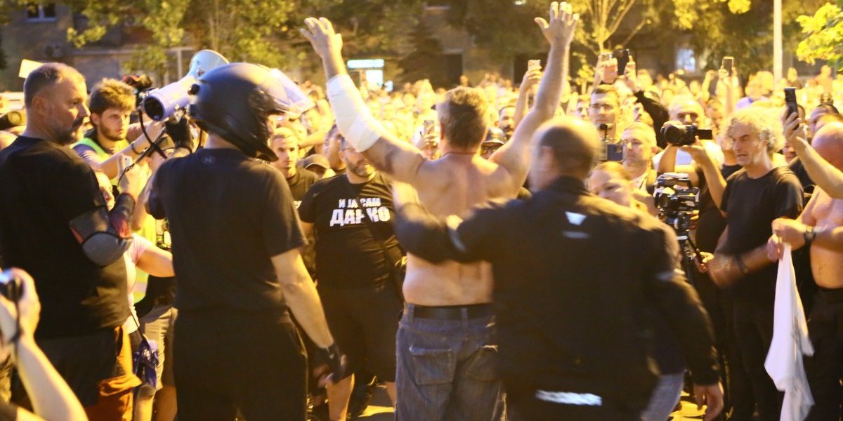 Procurile skandalozne prepiske: Zaratili blokaderi iz Novog Sada i Beograda - pljušte najvulgarnije reči (FOTO)