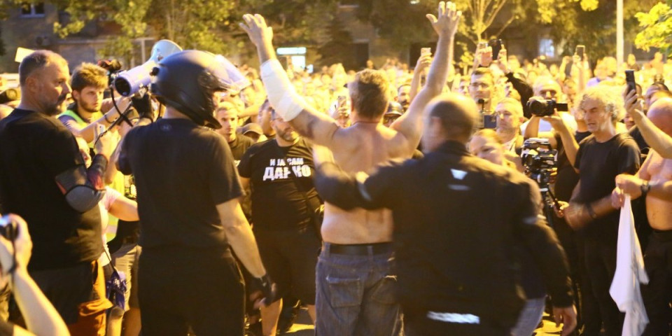 Procurile skandalozne prepiske: Zaratili blokaderi iz Novog Sada i Beograda - pljušte najvulgarnije reči (FOTO)