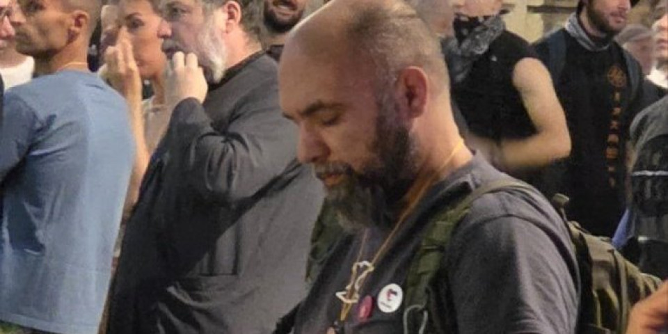 Ponovo spremaju haos i krvoproliće: Blokader došao na protest naoružan pajserom (FOTO, VIDEO)