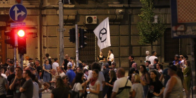 Predsednik Srbije Aleksandar Vučić pozvao je na debatu predstavnike studentsko-blokaderskog pokreta, u cilju pronalaženaj rešenja demokratskim dijalogom. Dok se on bori za mir, za to vreme zgubidani građane pristojne Srbije vređaju i nazivaju "skakavcima".