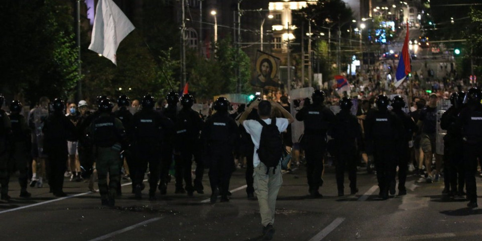 Bračni par hranio plenumaše, išli sa njima do Brisela, pa im poručili: "Vi ste sramota" (FOTO)