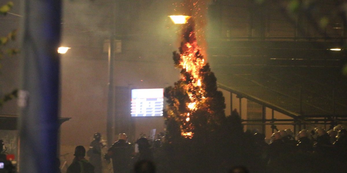 Tajkunska N1 navija za nasilje: Blokaderi fašisti ruše, pale, uništavaju sve pred sobom u Valjevu (VIDEO)