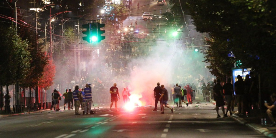 Teroristička N1 javlja: Blokaderi napali pitotehnickim sredstvima nezaštižene inspektore u civilu, hteli da ih zapale žive (VIDEO)