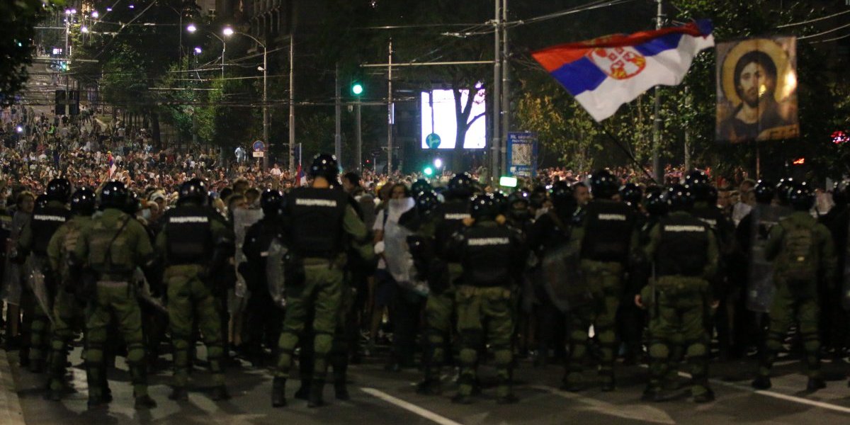 Uhapšen i drugi napadač na snimatelja Informera: Ovako je policija privela blokadera koji ga je šutirao dok je ležao na zemlji (FOTO, VIDEO)