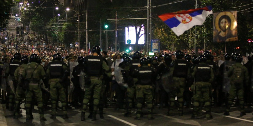 Uhapšen i drugi napadač na snimatelja Informera: Ovako je policija privela blokadera koji ga je šutirao dok je ležao na zemlji (FOTO, VIDEO)