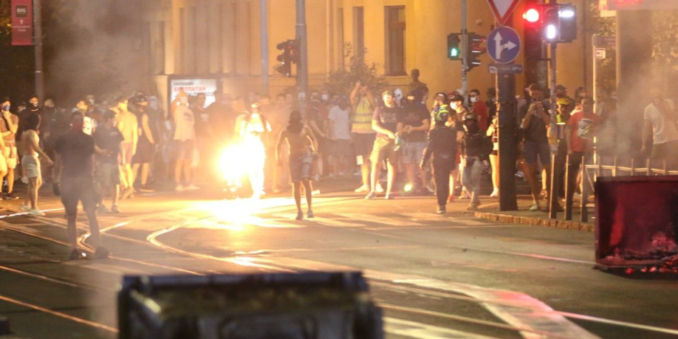 Zastrašujuće - za šta se ovo sprema NUNS pred 1. novembar?! Besplatno svojim novinarima dele pancire i šlemove