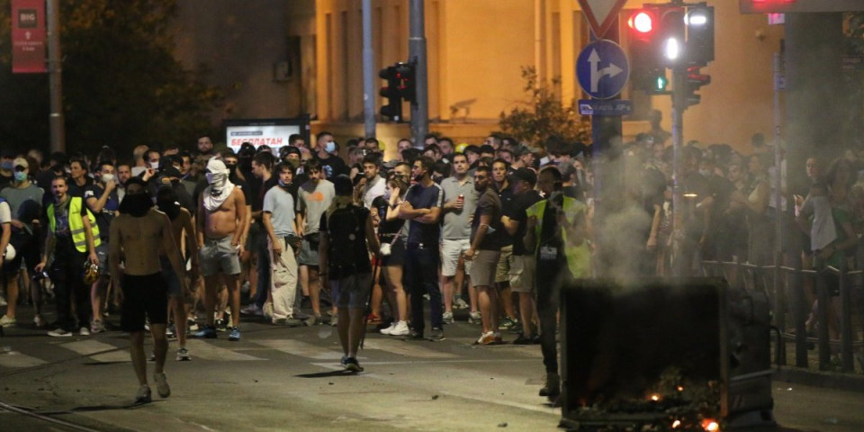 Brutalan napad na policiju: Ekstremisti bacali topovske udare i petarde (VIDEO)