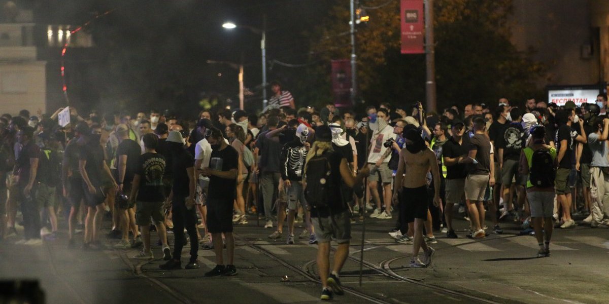 Odlučili da spale Beograd! Blokaderi teroristi sinoć divljali po ulicama - brutalno napadali policiju, povređena i ekipa Informera (FOTO/VIDEO)