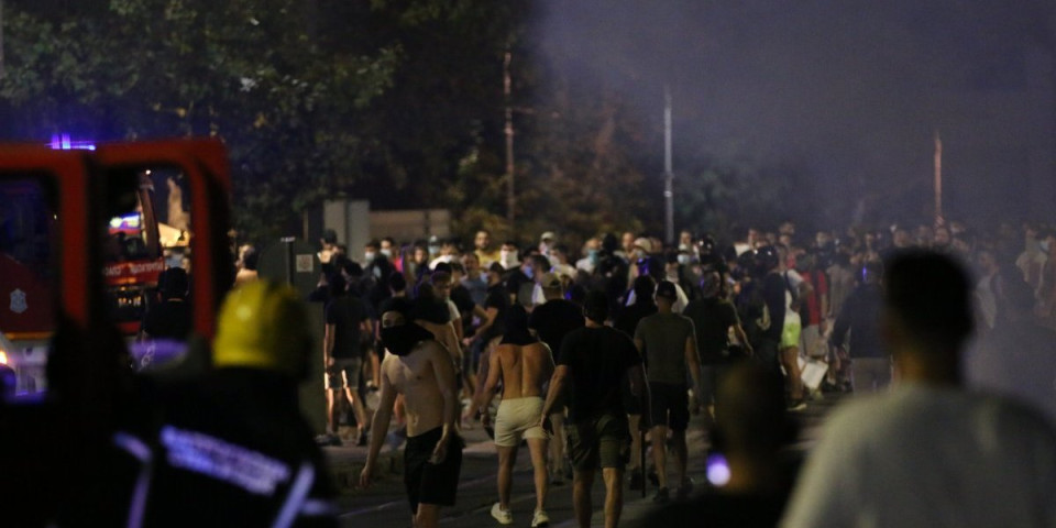 Nemaju ništa da ponude osim mržnje: Došli su najgori nasilnici i mrzitelji Srbije da uništavaju nečiju imovinu