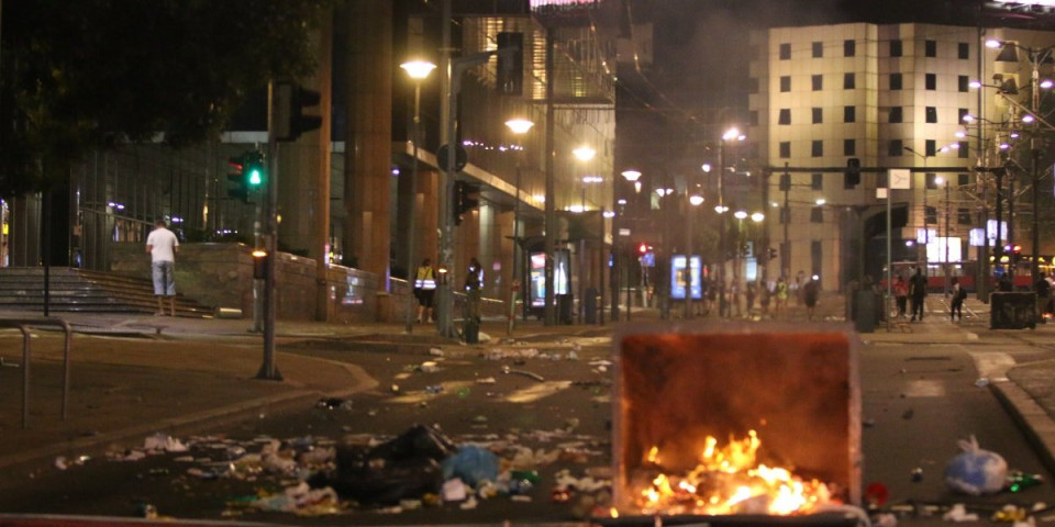 Laž im drugo ime: Šolakov novinar hteo da slaže da ga napada policija, pa ispao smešan (VIDEO)