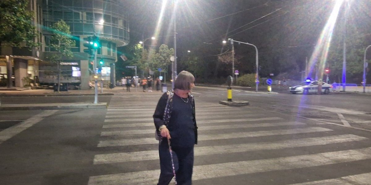 Kandićka proverava rad blokadera: Glavna antisrpkinja obilazi Beograd i gleda kako napreduje paljenje grada (FOTO)