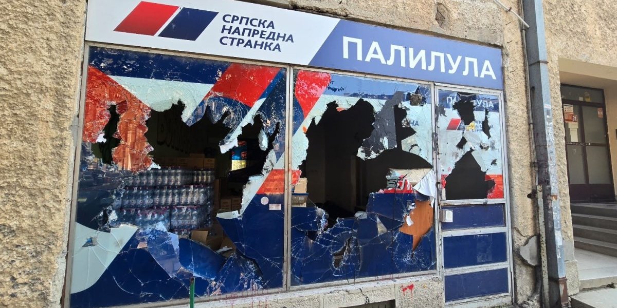 Blokaderski teror se nastavlja! Razbijene prostorije SNS na Paliluli (FOTO/VIDEO)