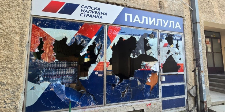 Blokaderski teror se nastavlja! Razbijene prostorije SNS na Paliluli (FOTO/VIDEO)