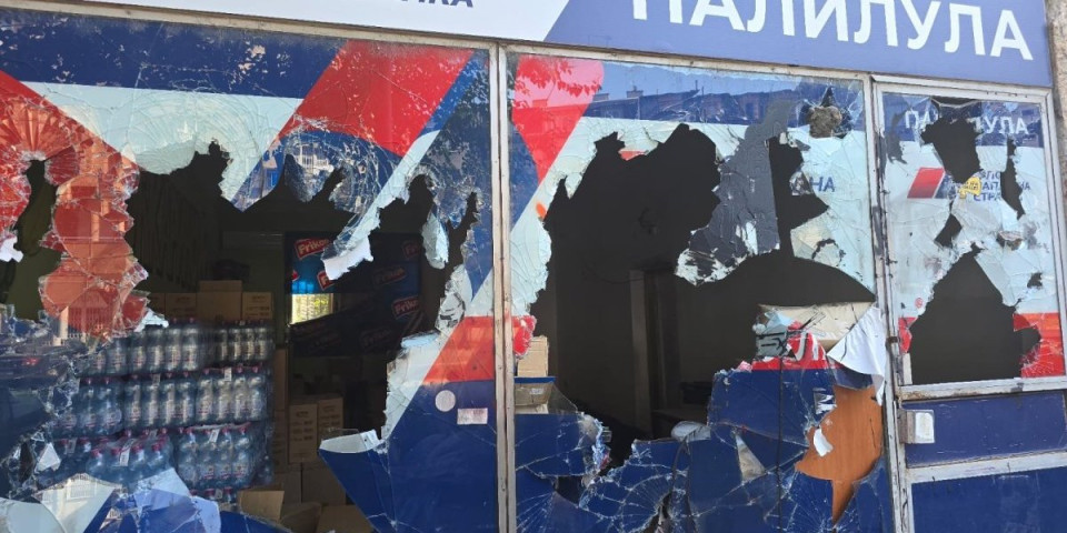 Uhapšeno troje zbog demoliranja prostorija SNS - Brza akcija policije