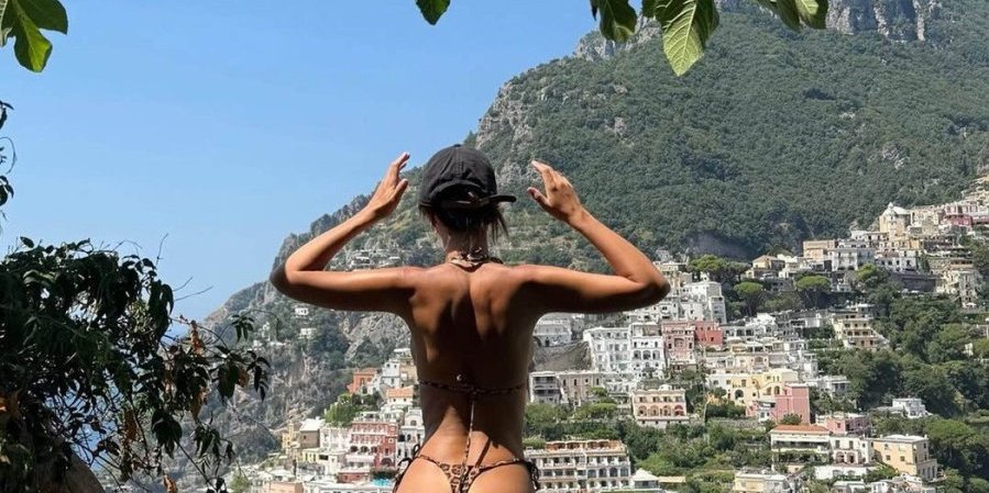 Sevnula obla zadnjica: Skinula se Emili Ratajkovski - vrela crnka zapalila mreže (FOTO)