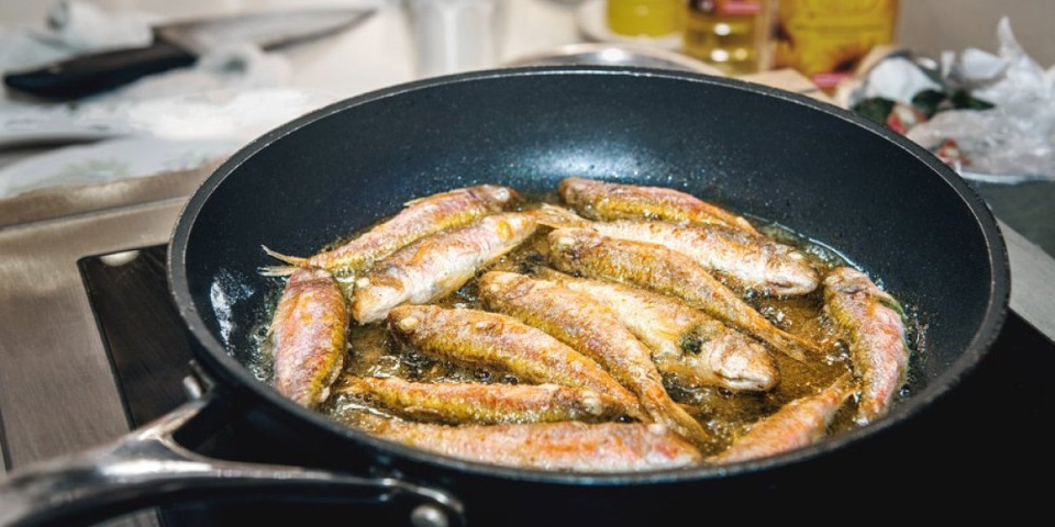 Riba se više neće lepiti za tiganj: Izbegnite haos u kuhinji uz trik koji provereno deluje