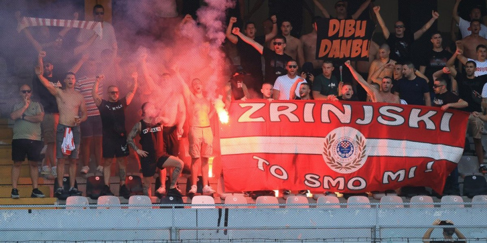 Stravične scene u komšiluku: Velika tuča navijača, sevale motke nasred puta (FOTO/VIDEO)