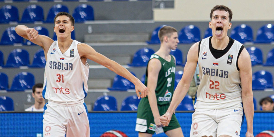 Suze, zagrljaji i trobojka - Pogledajte slavlje "orlića" posle osvajanja Evrope (VIDEO)