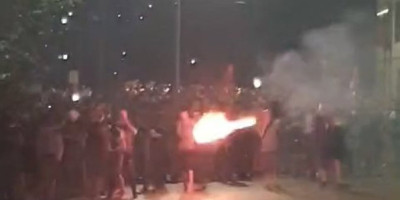 Situacija na protestu u Valjevu je eskalirala nakon što su blokaderi napali i zapalili prostorije Srpske napredne stranke.