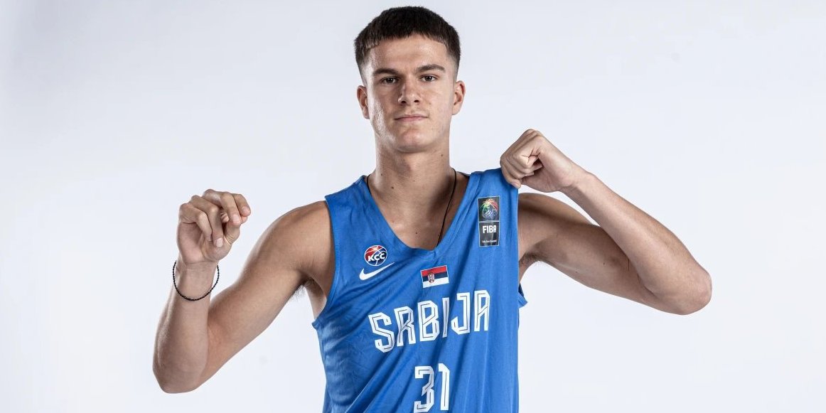 (FOTO) Sin u zagrljaju legendarnog oca: Prelepe scene u timu Srbije po osvajanju titule prvaka Evrope