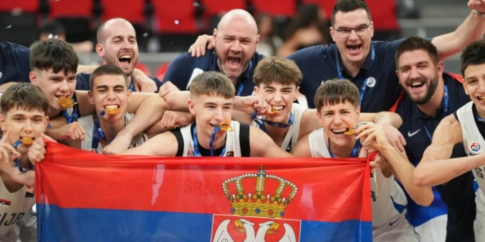 (VIDEO) Za istoriju: Pogledajte kako su "orlići" uglas zapevali "Bože pravde"