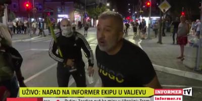 Ekipa Informera napadnuta je večeras na nasilničkom protestu u Valjevu.