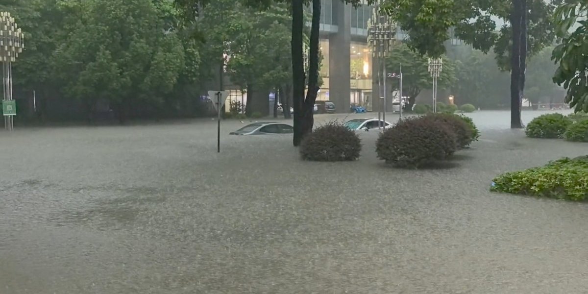 Vodena stihija u Kini! Poplava progutala kampere – osmoro mrtvih, četvoro nestalo, spasioci i dalje tragaju! (FOTO/VIDEO)