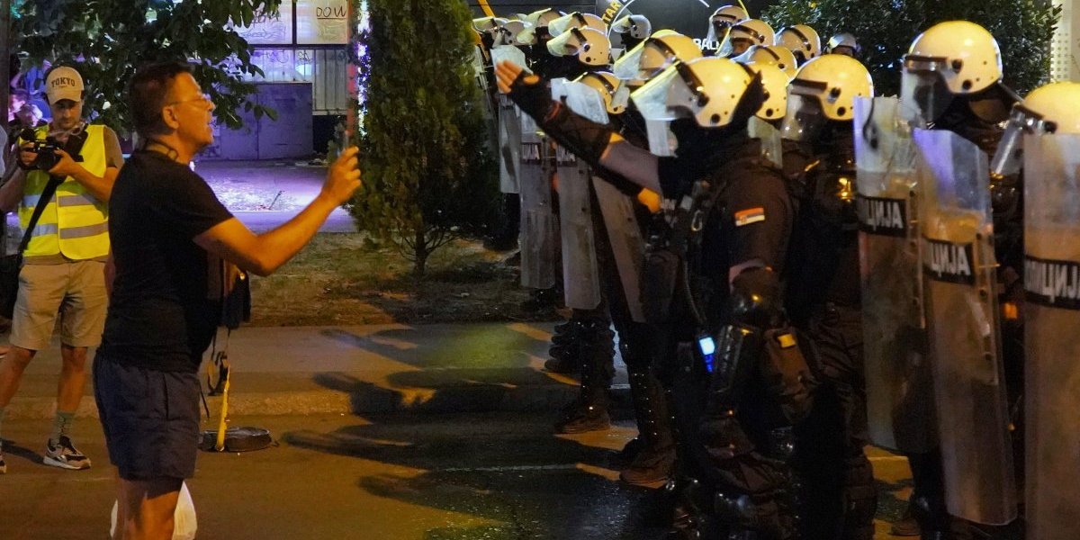 Skandal! Blokaderi hoće da kidnapuju decu policajcima: Otvoreni poziv na nasilje (FOTO)