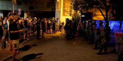 Novinar Uroš Piper poručio je da za 1. oktobar blokaderi najavljuju odlazak pred prostorije SNS i njihovo uništavanje i naglasio da time pokazuju da su oni jedini preostali rasisti i fašisti u Srbiji.