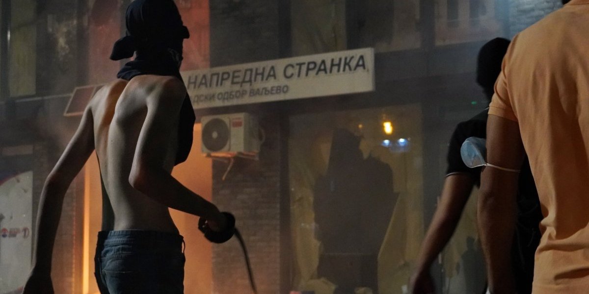 Oglasio se MUP: Ministarstvo je reagovalo nakon još jedne zastrašujuće noći tokom koje su blokaderi uništavali Srbiju i napadali policiju