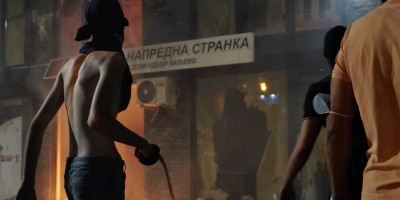 Ministarstvo unutrašnjih poslova (MUP) oglasilo se povodom jučerašnjeg divljanje blokadera u više gradova u Srbiji, s tim što je najjezivija situacija bila u Valjevu, gde su teroristi palili više objekata, pa i stambenu zgradu.