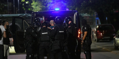 Danas u 14 časova policijski službenici PU Valjevo u Ljigu su pronašli i uhapsili blokadera Miloša Teofilovića (40) zvani Beba iz Valjeva, zbog osnovane sumnje da je juče sa još NN lica učestvovao u demoliranju i paljenju prostorija SNS u Valjevu.