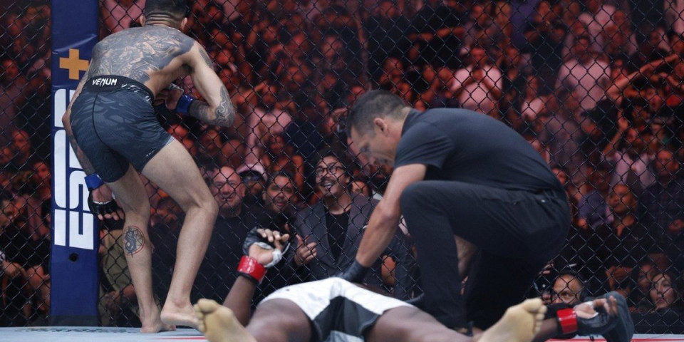 Au, kakav brutalan nokaut - Brazilac laktom iz okreta poslao rivala u 'komu', publika ostala u šoku (VIDEO)