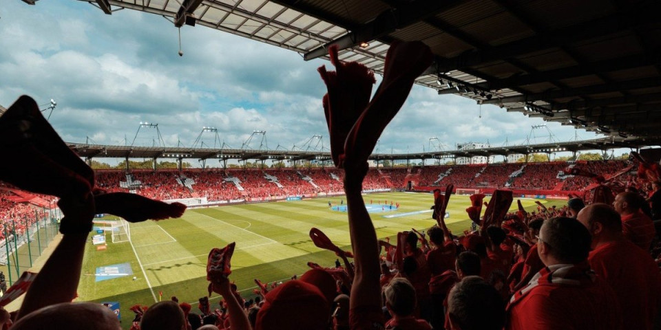 Navijač umro na utakmici - Srušio se na tribinama, hitna nije mogla da ga spase