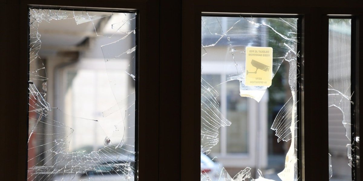 Kamenjem razbijali zgradu tužičaštva u Valjevu