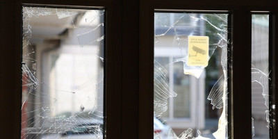 Brzom i odlučnom reakcijom Ministarstva pravde, stvoreni su uslovi da nadležno javno tužilaštvo u Valjevu i prekrsajni sud intenzivira procesuiranje svih počinilaca nasilja, bez izuzetka, čime je država još jednom pokazala da nasilnici ne mogu i neće sprečiti rad institucija Republike Srbije.