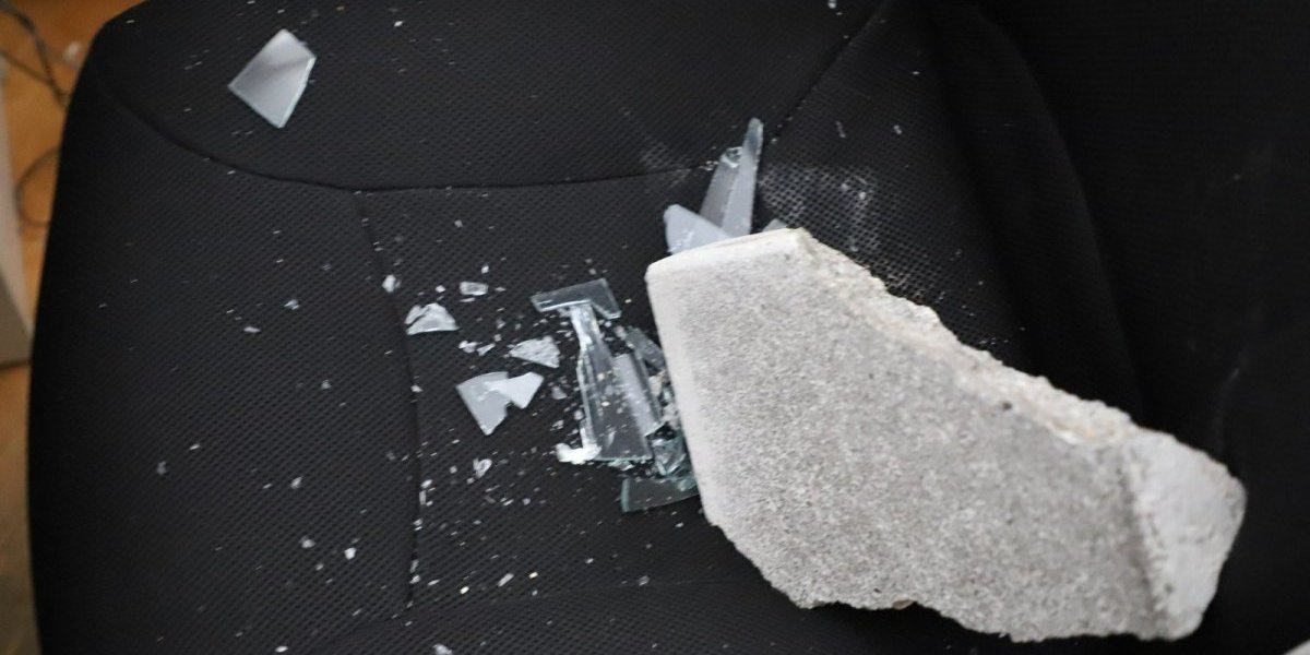 Kamenjem razbijali zgradu tužičaštva