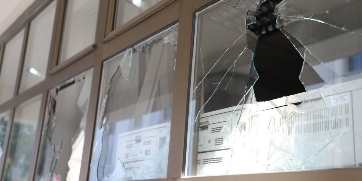 Razbijena stakla na tužilaštvu