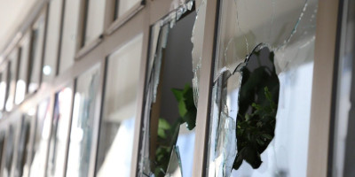 Ministar pravde Nenad Vujić ponovo je danas obišao  zgradu Javnog tužilaštva u Valjevu, koja je prethodne večeri bila meta brutalnog i organizovanog napada demonstranata.