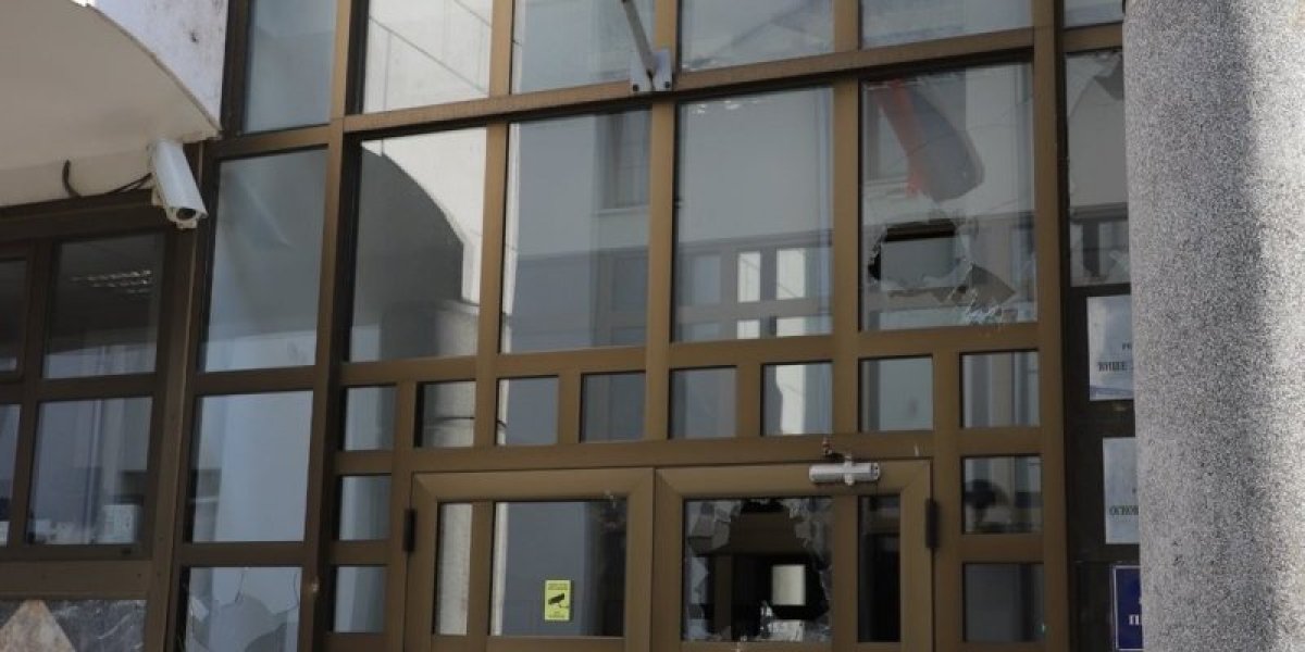 Razbijena zgrada Javnog tužilaštva u Valjevu